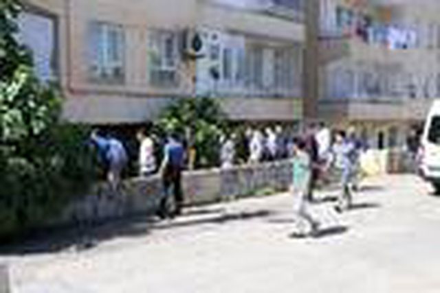 Çocuklar apartman bahçesinde kadın cesedi buldu