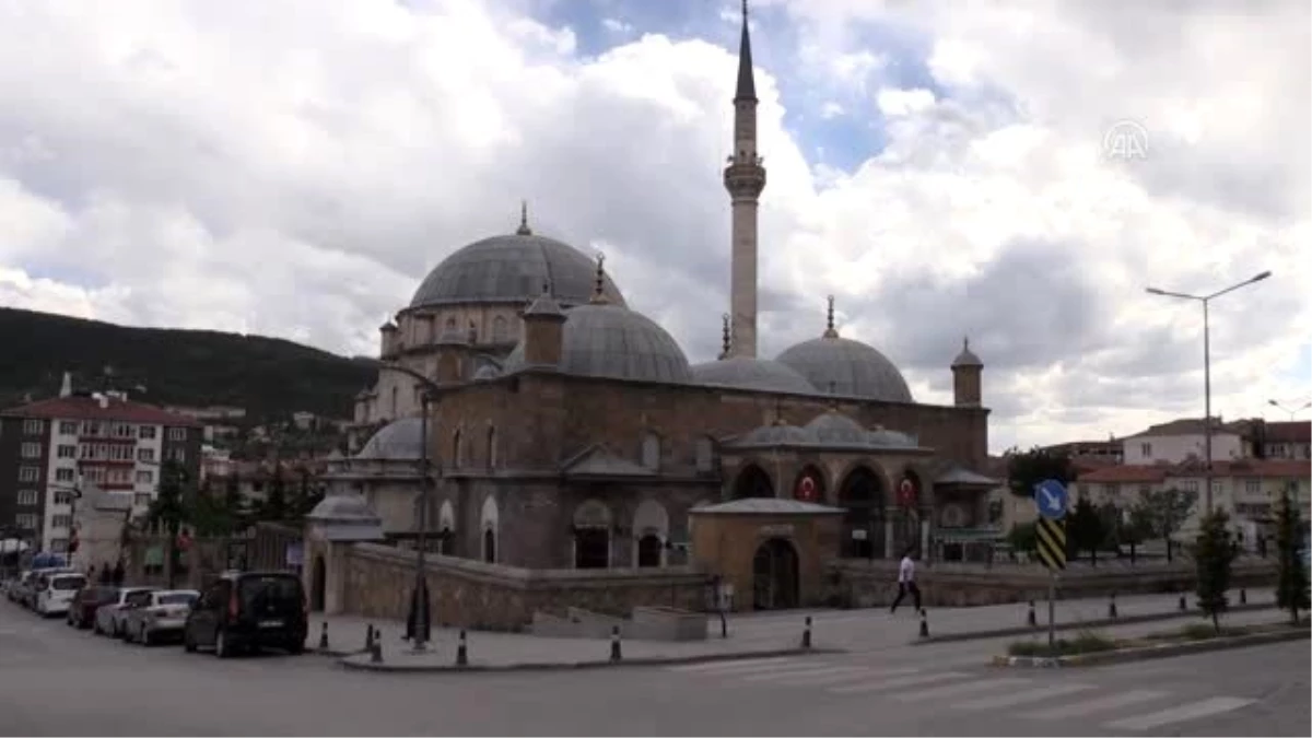 Cuma namazıyla ibadetin başlayacağı camiler dezenfekte ediliyor