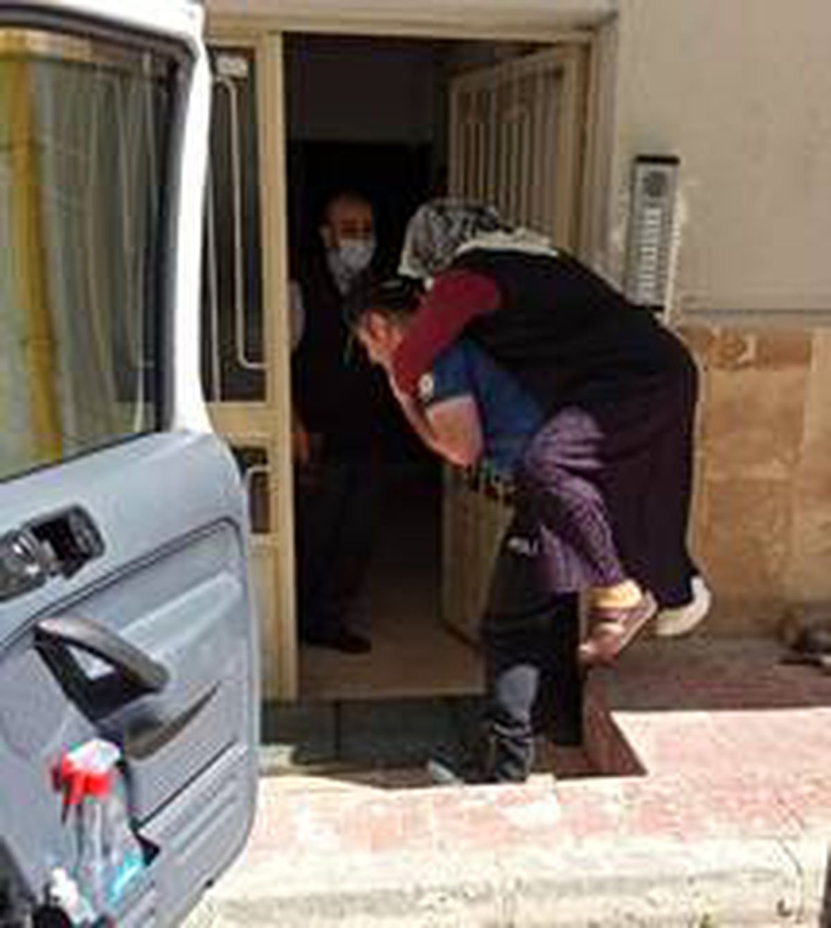 Hasta kadını polis sırtında taşıdı