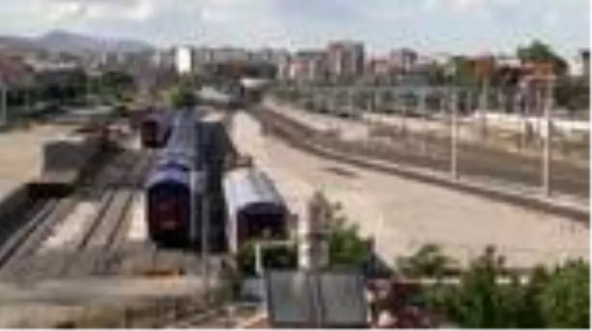 Konya Tren Garı\'nda YHT seferi hazırlığı