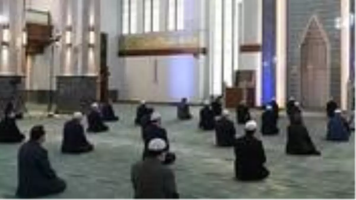 Normalde 1 buçuk saat süren Cuma namazı Antalya\'da 20 dakikada kılınacak