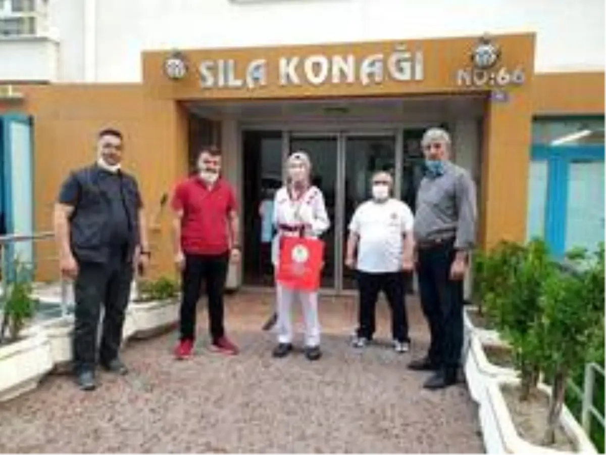 Online Taekwondo Poomse Müsabakalarında dereceye giren sporculara ödüllere evlerinde verildi