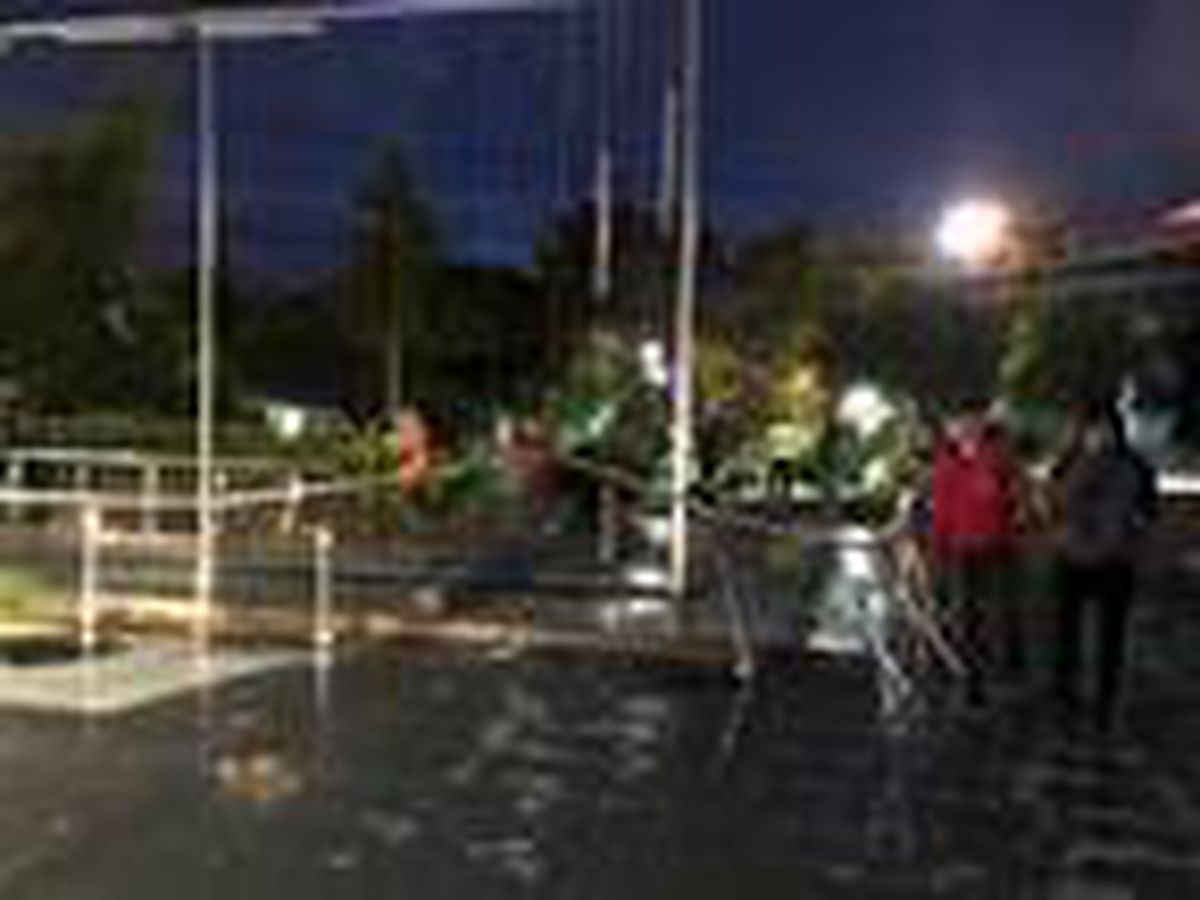 Park halindeki iki otomobile çarptıktan sonra parka girdi: 1 yaralı