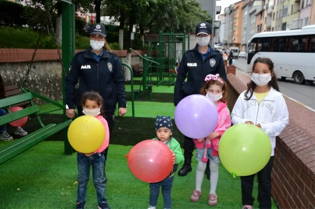 Polis ekipleri çocukları balon ile sevindirdi