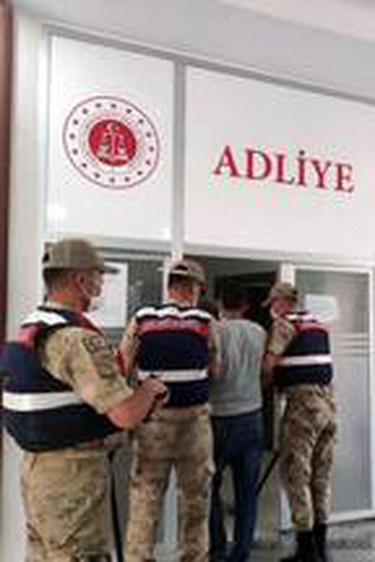 Sahte kimlikle bayramlaşmaya gittiği evde yakalandı