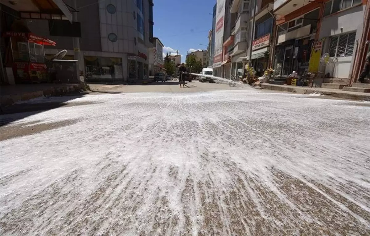 Sandıklı ilçesinin caddeleri köpüklü suyla yıkanıyor