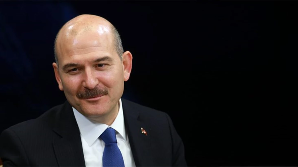 Süleyman Soylu, ayağı kırılan yaşlı kadını sırtında taşıyan polisin fotoğrafını paylaştı