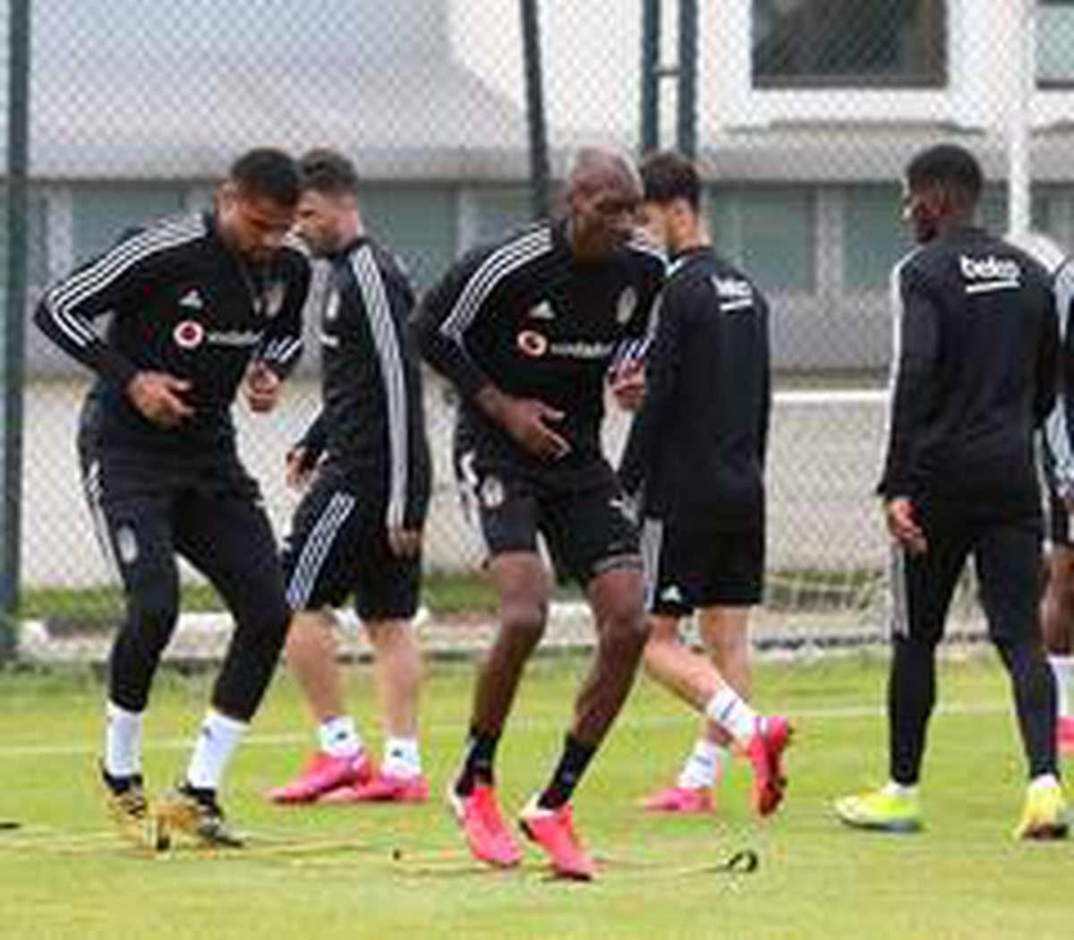 Beşiktaş ayak tenisi oynadı
