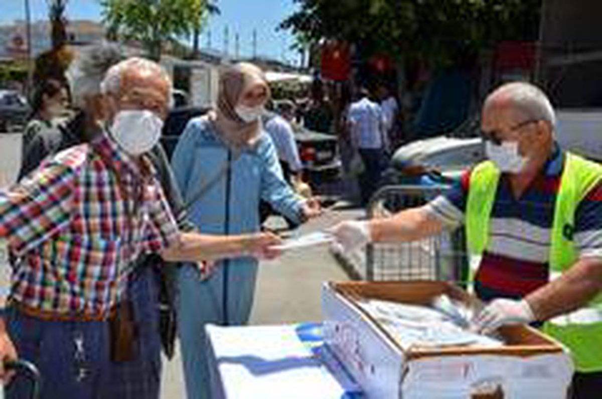 Büyükşehir Alanya\'da maske dağıttı