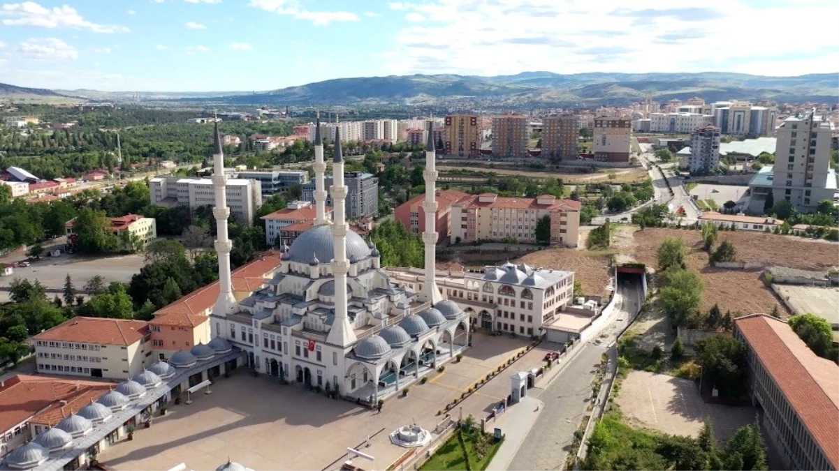 Cuma namazı kılacak herkese maske takma zorunluğu