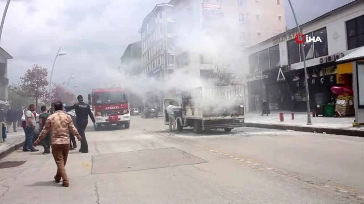 Erzurum\'da kamyonet cadde ortasında yandı