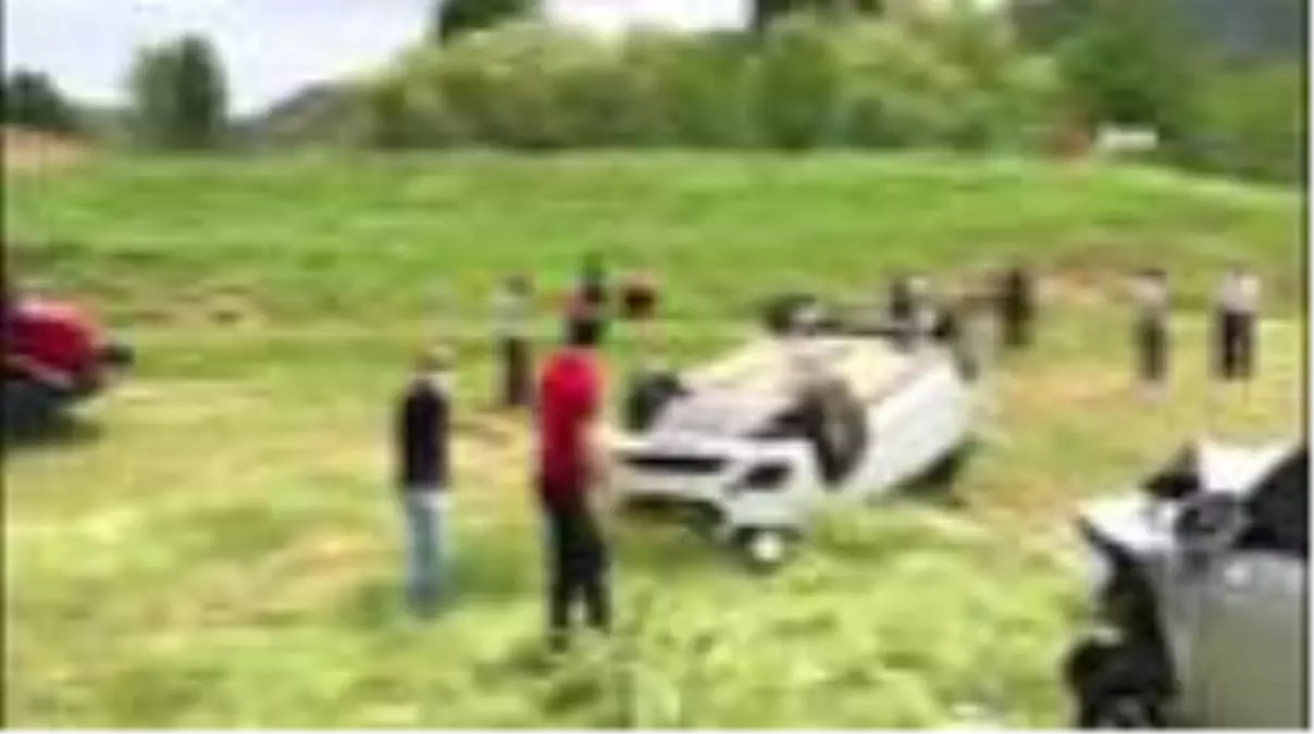 Kaza sonrası kontrolden çıkan araç tarlaya uçarak taklalar attı: 8 yaralı