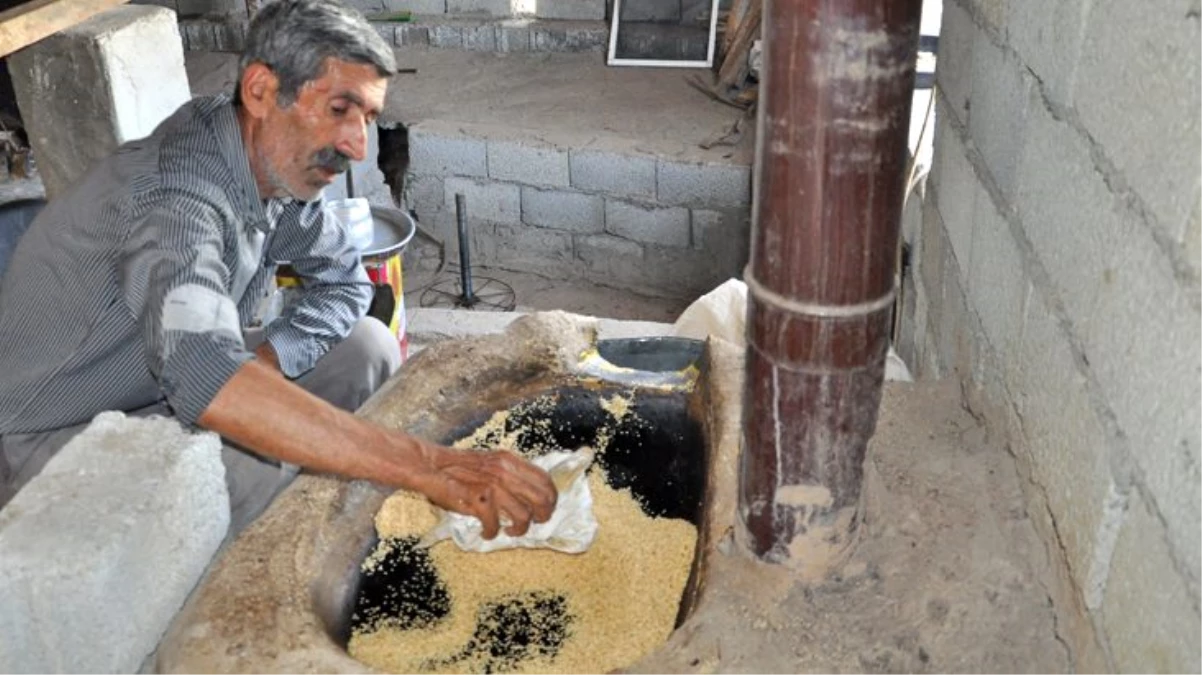 Tarihi İpek Yolu üzerinde kurduğu su değirmeninde tahin üretip kilosunu 35 liradan satıyor