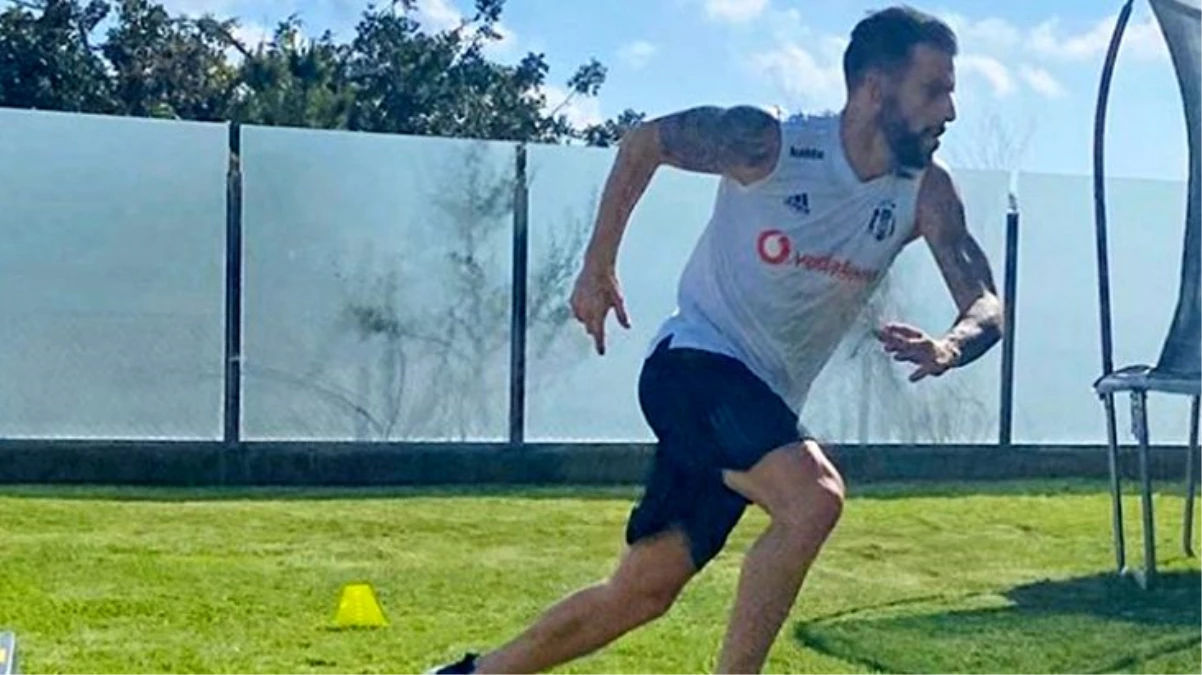 Negredo\'nun antrenman sırasında Beşiktaş forması giymesi sosyal medyada gündem oldu