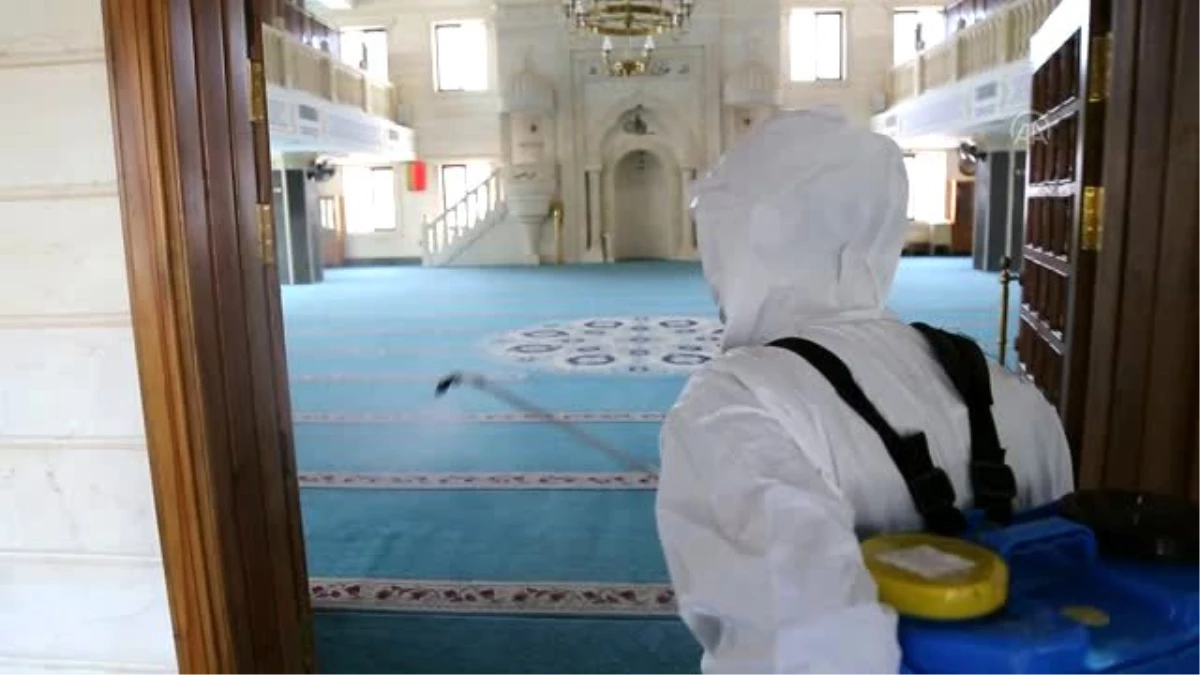 Nizip Belediyesi camileri dezenfekte ediyor