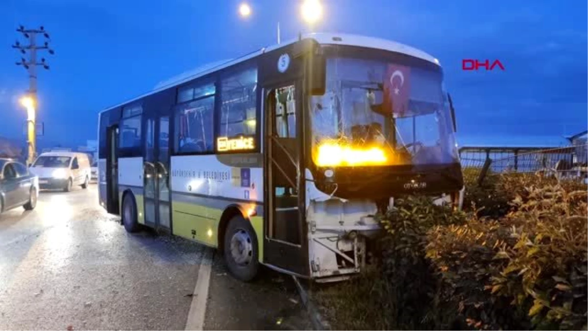 Şehir içi yolcu otobüsü ile hafif ticari araç çarpıştı 2 yaralı