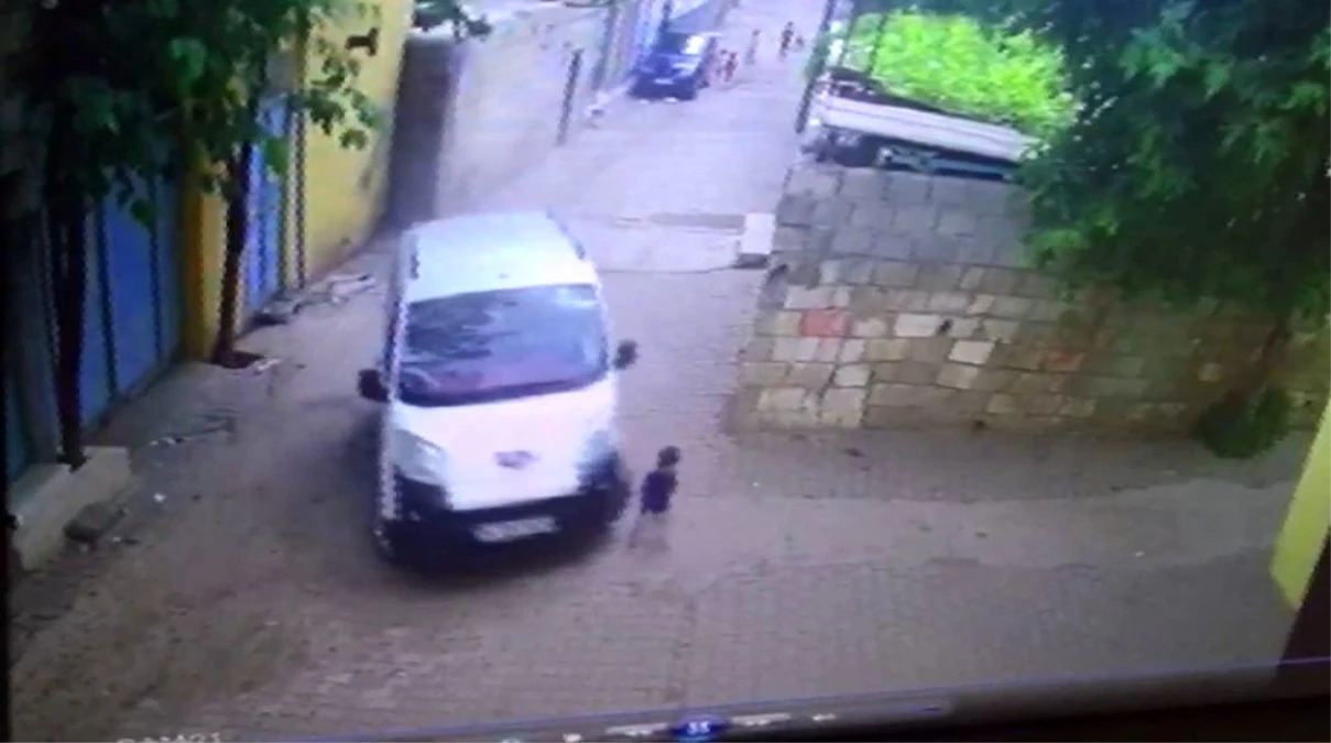 2 yaşındaki çocuğun araç altında kaldığı anlar güvenlik kamerasında