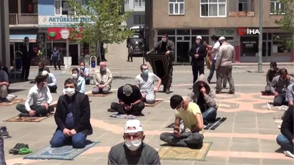 Ahlat\'ta cami avlularında haftalar sonra Cuma namazı kılındı