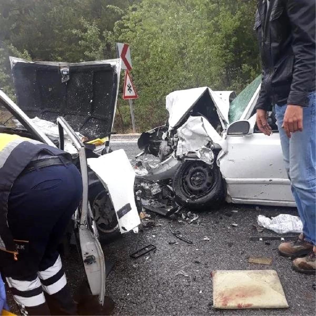Ankara\'da otomobiller çarpıştı: 2 ölü, 3 yaralı