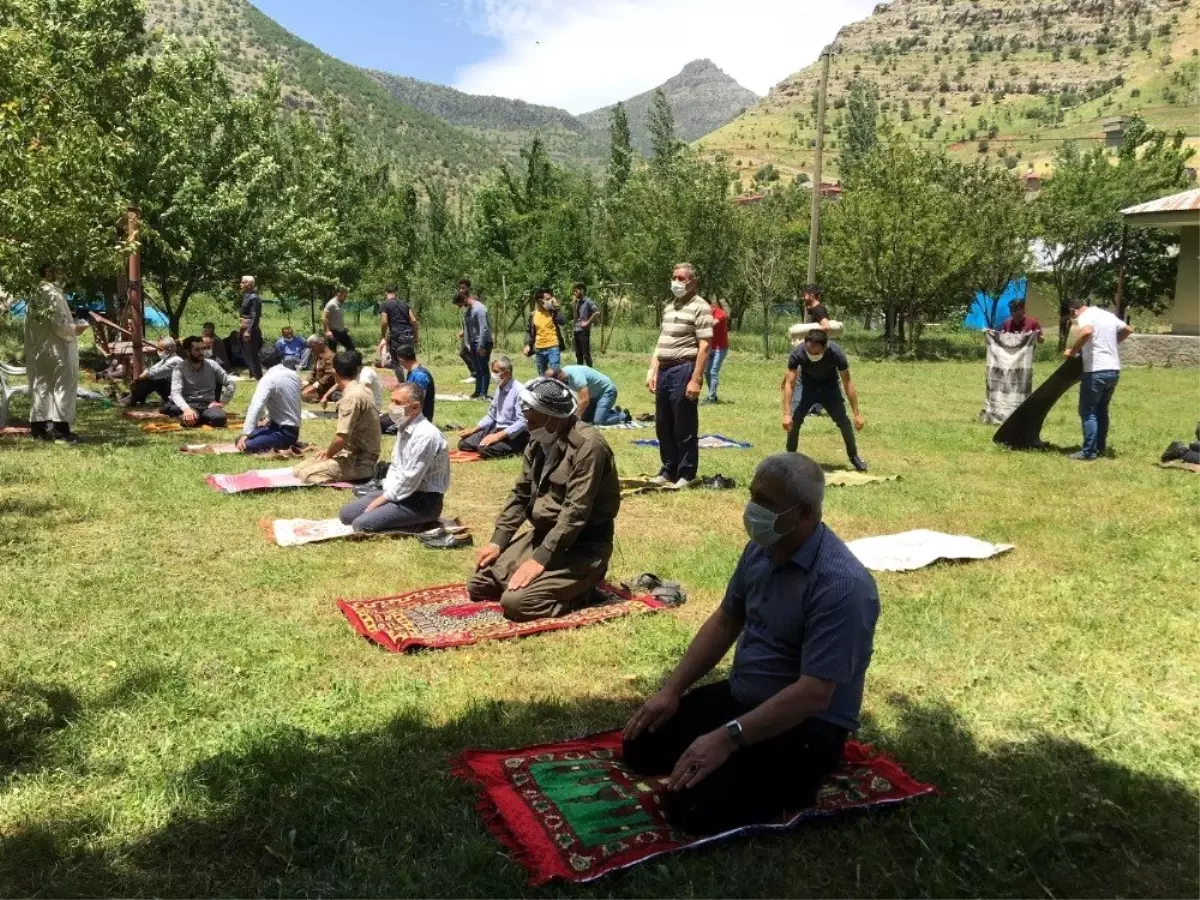 Bahçede saf tutup cuma namazını kıldılar