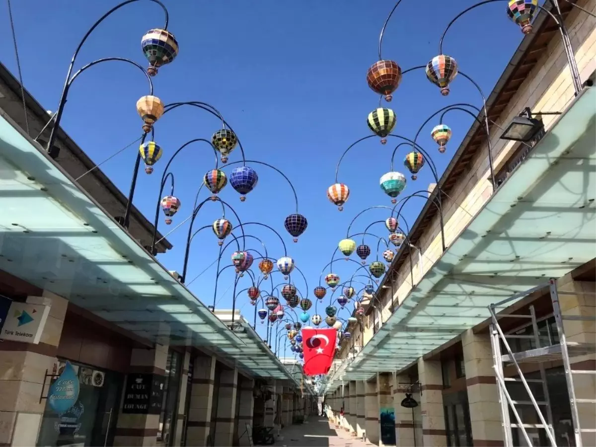 Balon figürlü lambalar Dağıstanlı Sokağa renk kattı