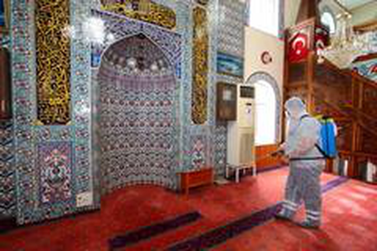 Bayraklı\'da camiler ibadete hazırlandı