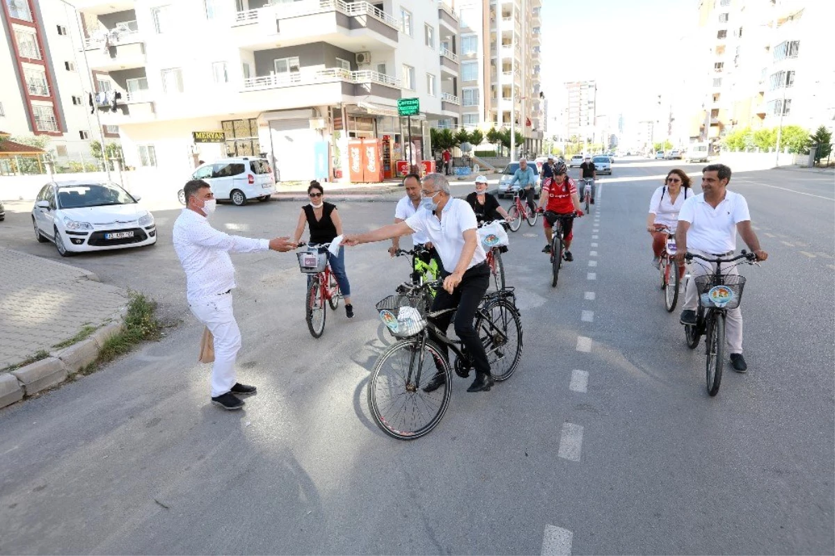 Belediye başkanı bisikletine atladı, sokak sokak gezip maske dağıttı