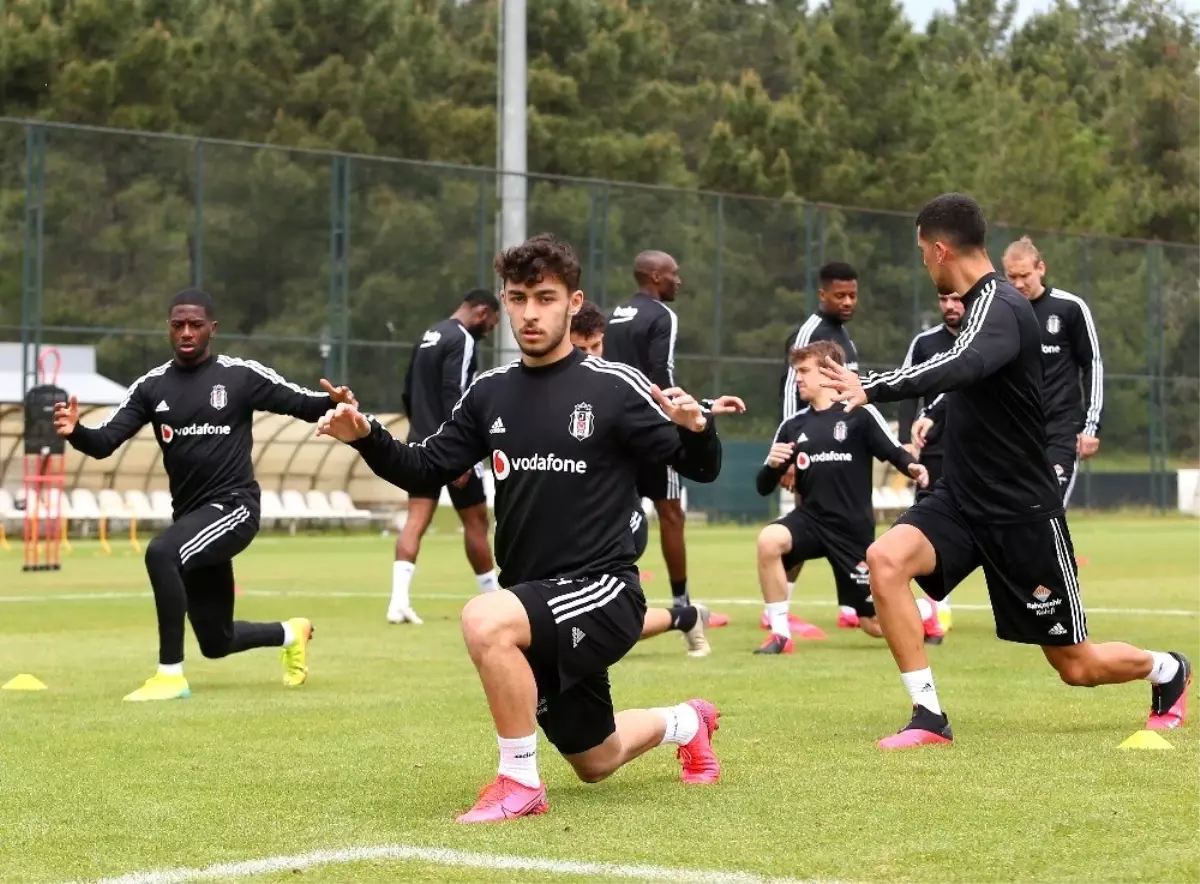 Beşiktaş günün ilk idmanını tamamladı