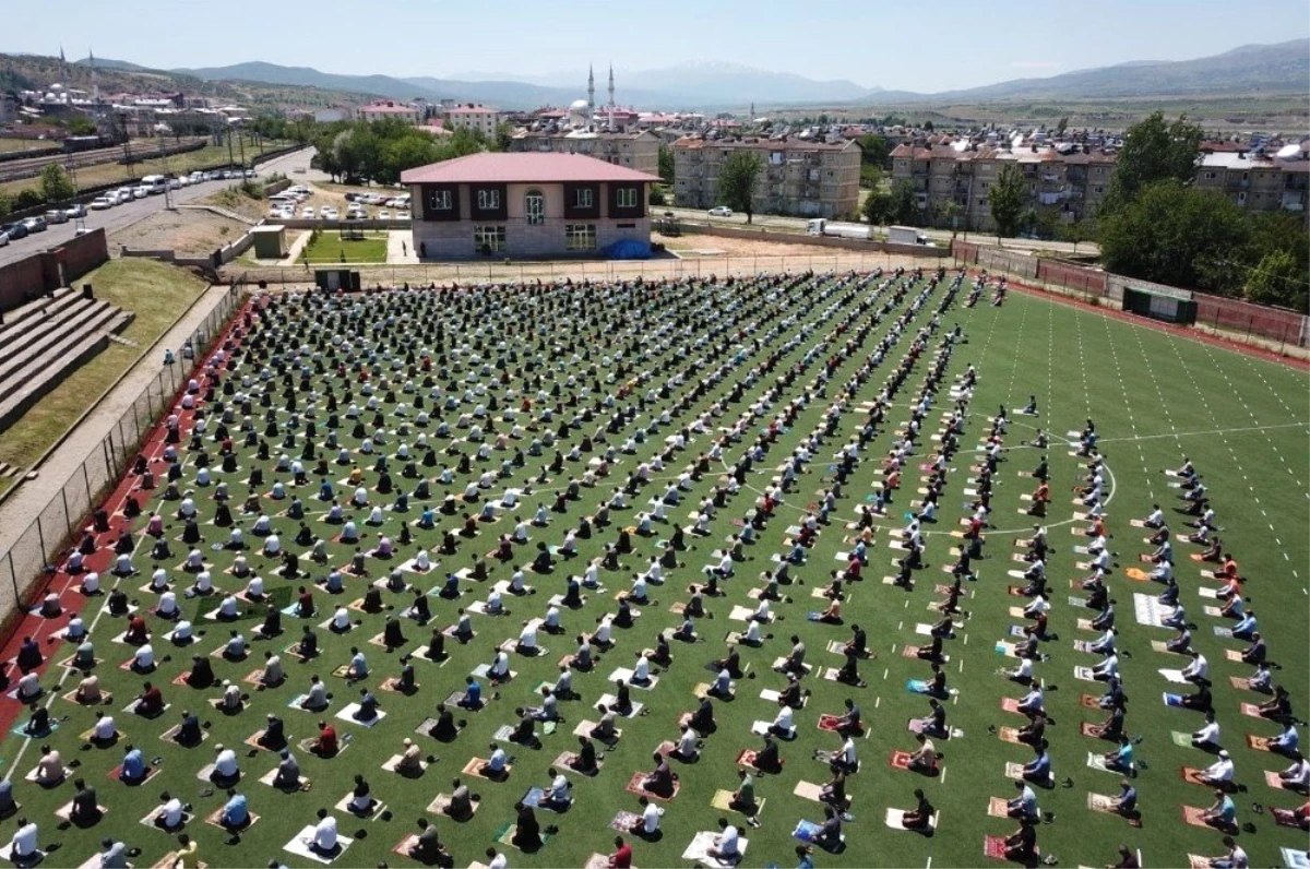 Bingöl\'de cuma namazı cami bahçelerinde ve terminal alanında kılındı