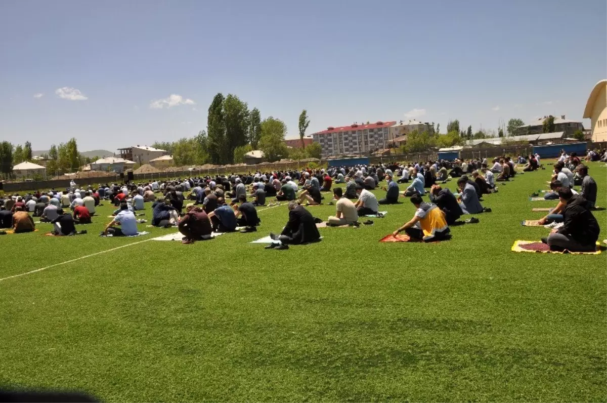 Bulanık\'ta cuma namazı stadyumda kılındı