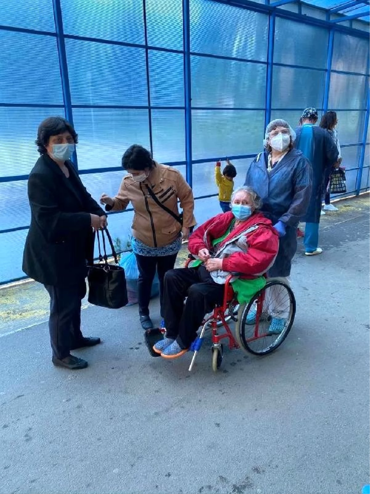 Bulgaristan\'da 33 gün yoğun bakımda kalan 75 yaşındaki kadın koronavirüsü yendi