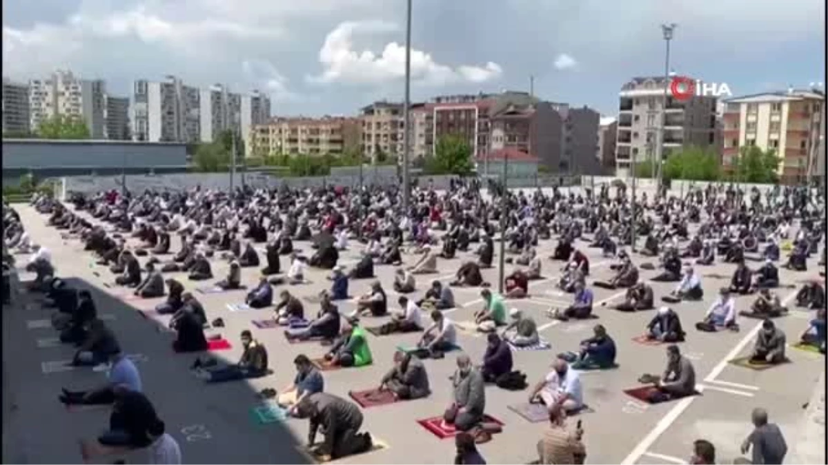 Bursa\'da Emek pazar alanı cuma namazında insan seline döndü