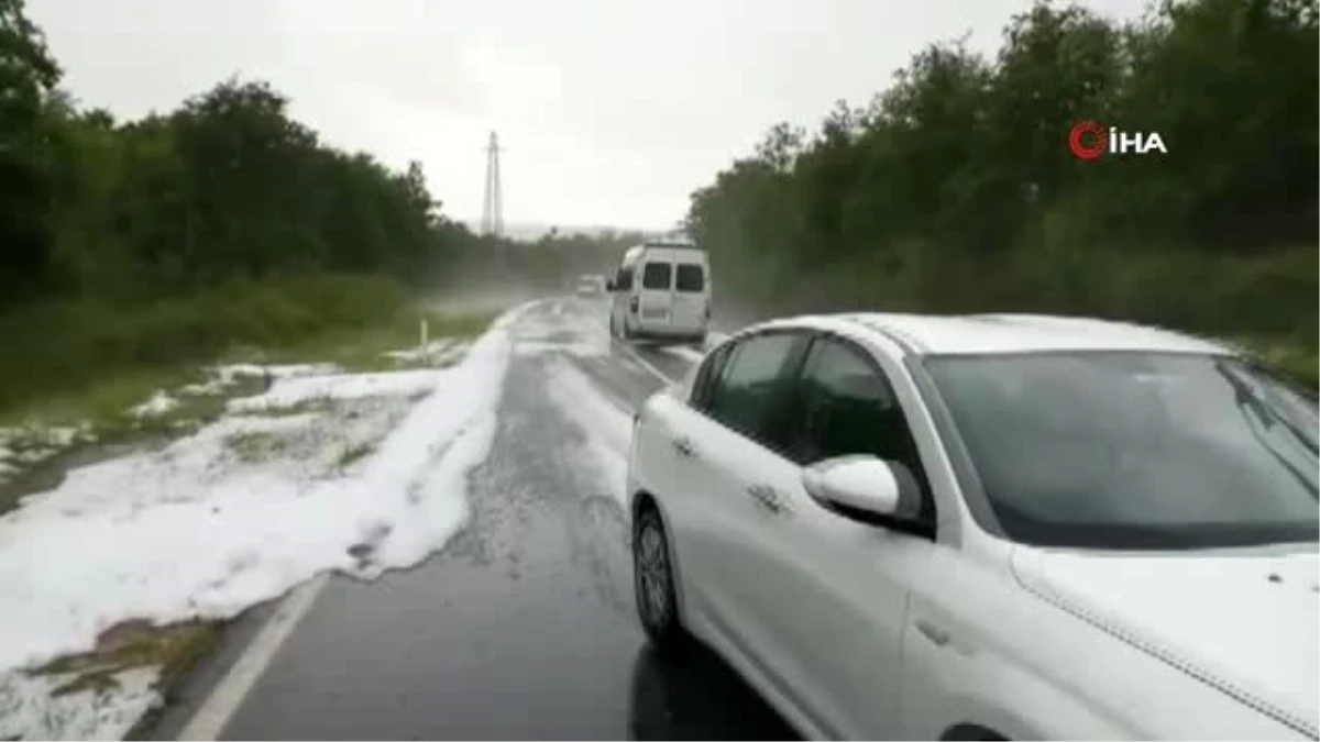Çatalca\'da dolu yağışı sonrası yol kenarları beyaza büründü