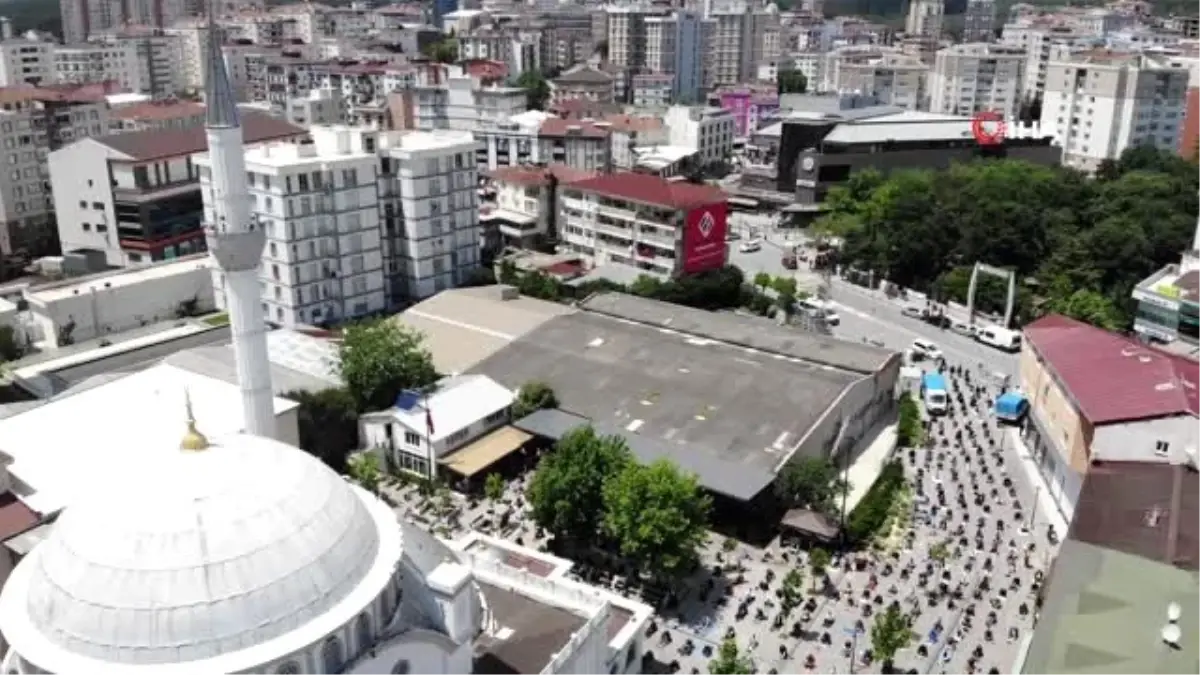 Çekmeköy\'de pandemi sonrası ilk cuma namazı havadan görüntülendi