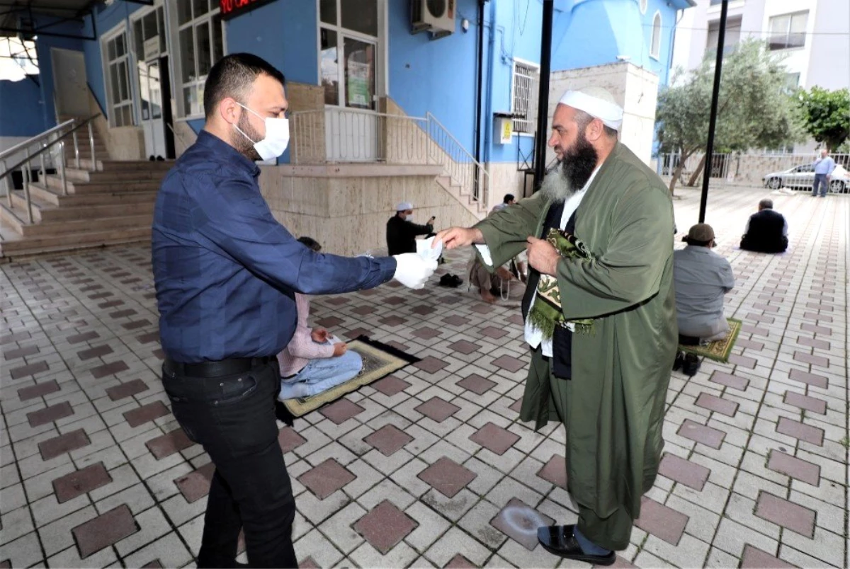 Cuma namazını kılmaya gelen vatandaşlara ücretsiz maske dağıtıldı