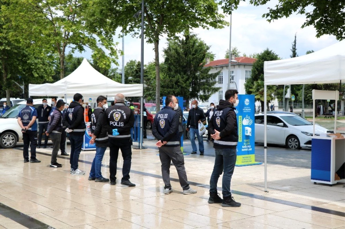 Demokrasi meydanında ilk Cuma namazı kılındı