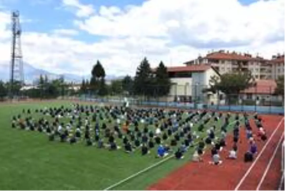 Futbol sahasında cuma namazı