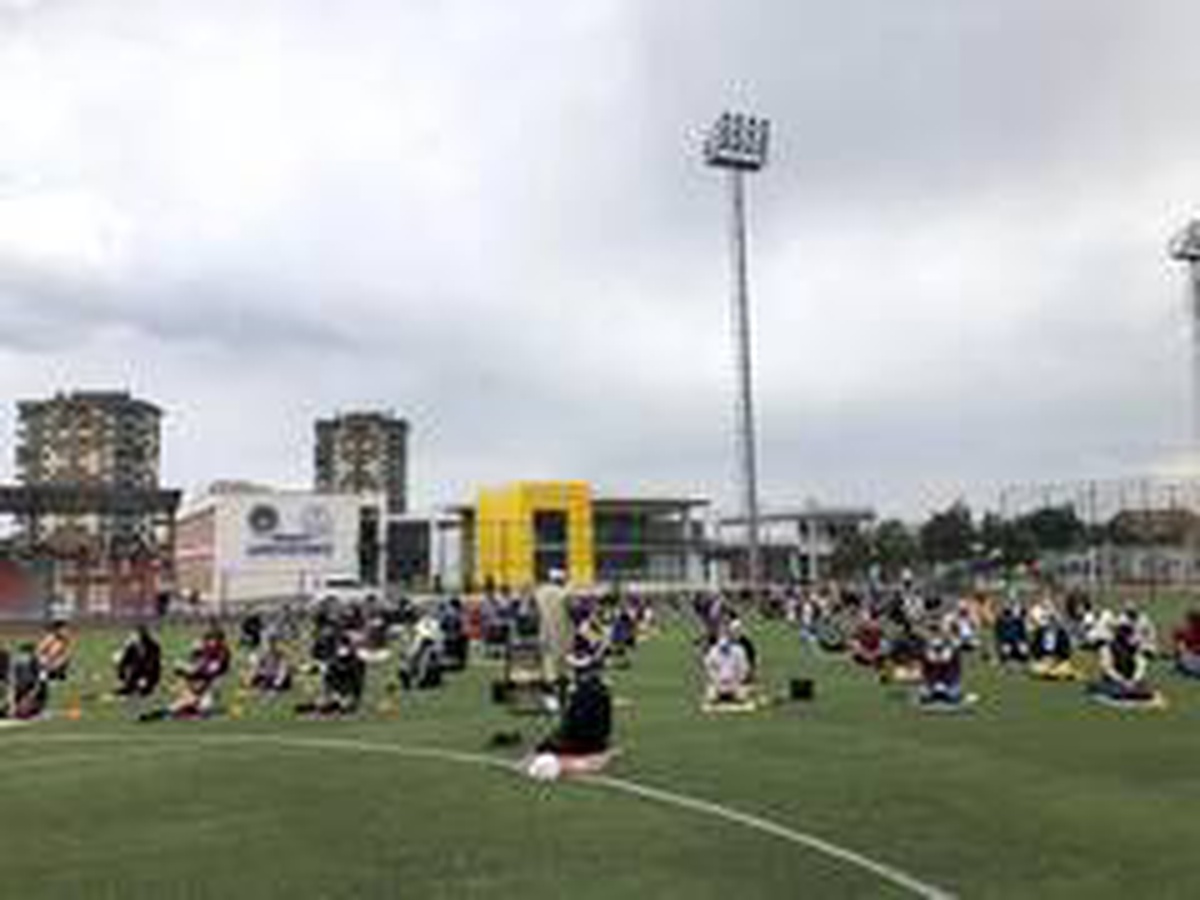 Futbol sahasında Cuma namazı kılındı