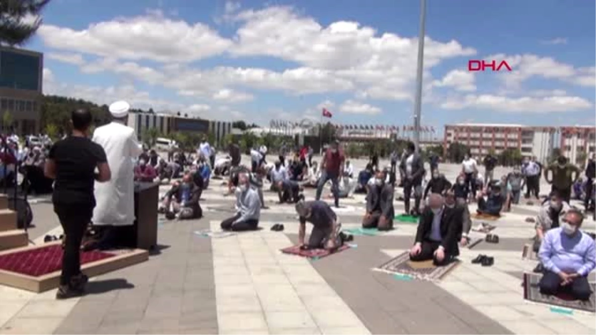 GAZİANTEP Cuma namazı 2 buçuk ay sonra meydanlarda kılındı