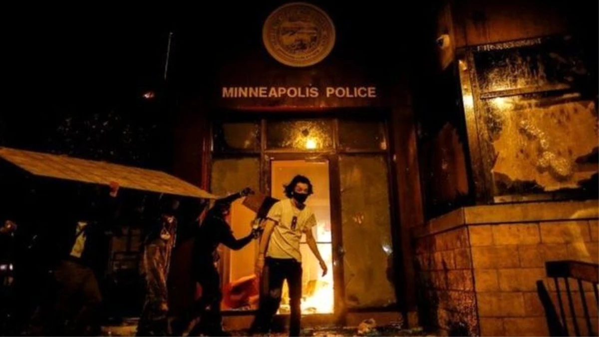 George Floyd protestoları: Minneapolis\'de kalabalıklar bir polis karakolunu ele geçirdi