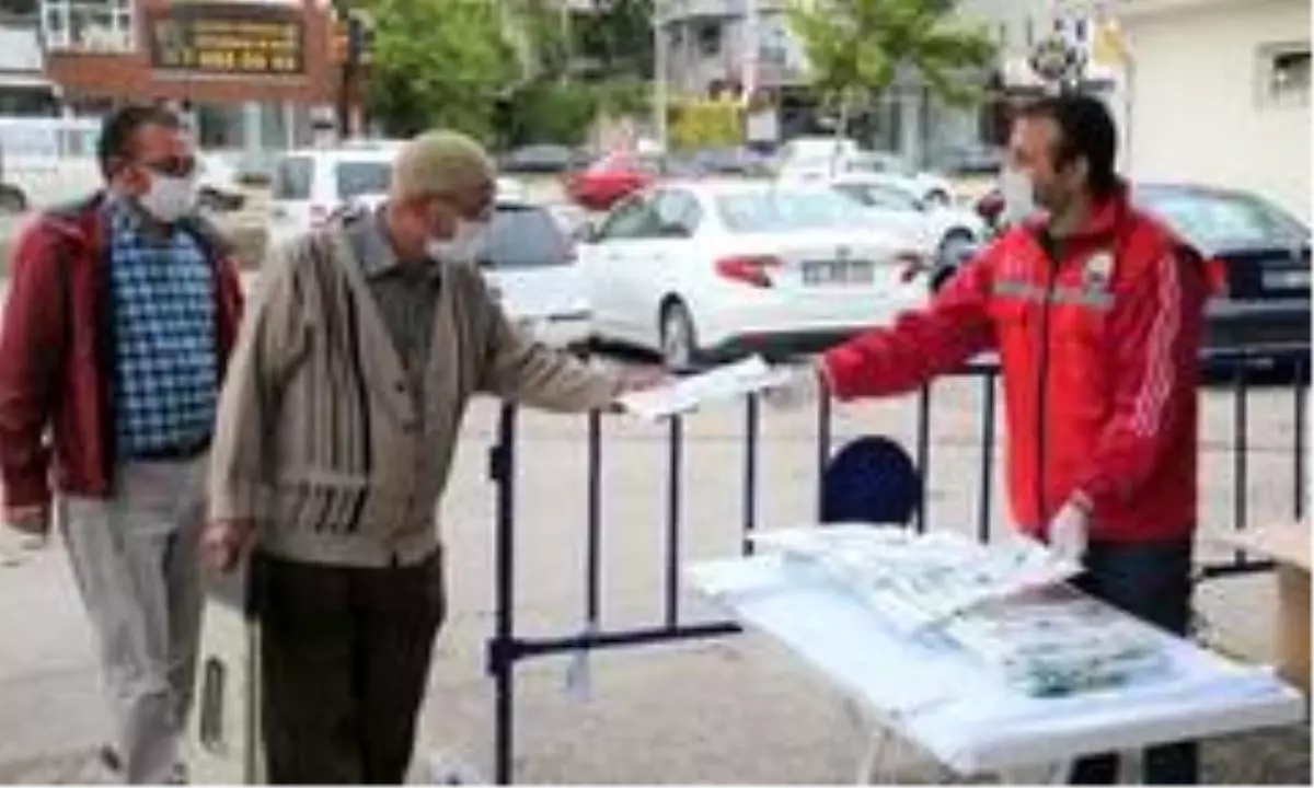 Gölbaşı Belediyesinden vatandaşlara tek kullanımlık seccade dağıtımı