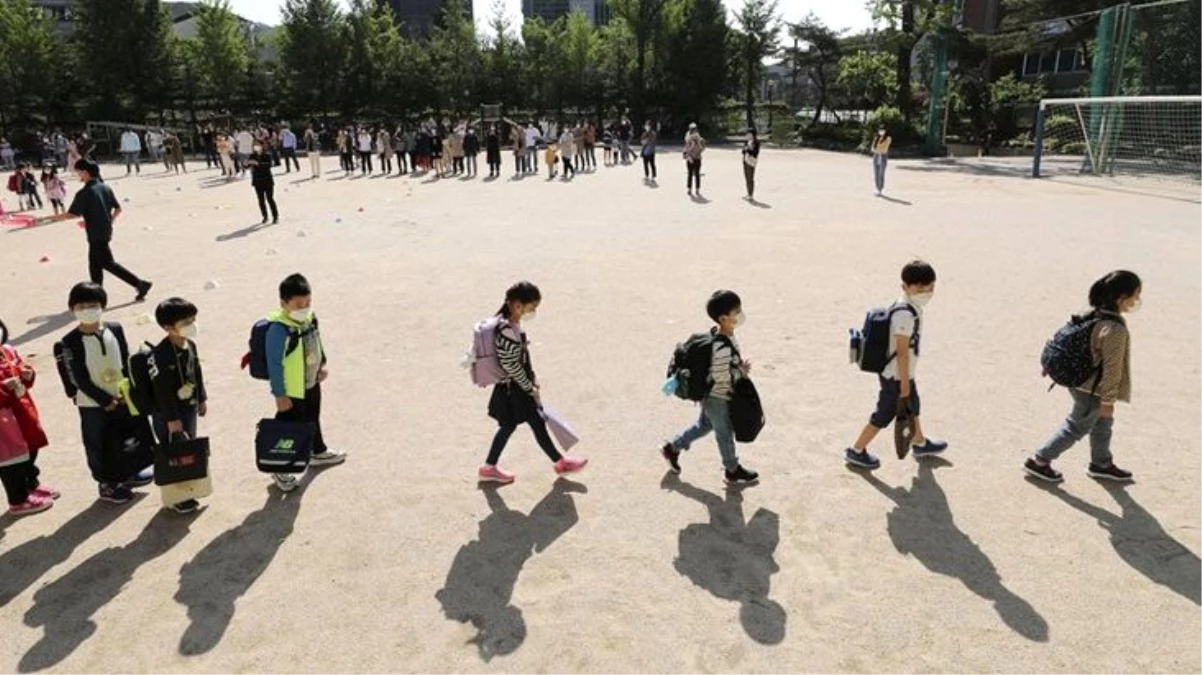 Güney Kore\'de koronavirüs vakaları artışa geçti, okullar yeniden kapatıldı