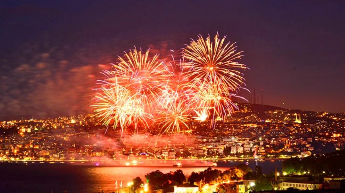İstanbul\'un Fethi\'nin 567. yıl dönümü, fethin canlandırılması ve hava fişek gösterileriyle kutlandı
