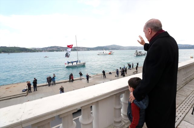 İstanbul'un Fethi'nin yıl dönümü etkinlikleri kapsamında Boğaz'dan geçen yelkenliler Cumhurbaşkanı'nı selamladı