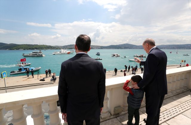 İstanbul'un Fethi'nin yıl dönümü etkinlikleri kapsamında Boğaz'dan geçen yelkenliler Cumhurbaşkanı'nı selamladı