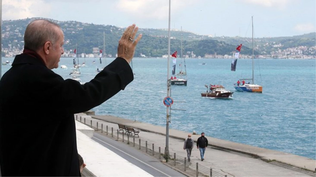 İstanbul\'un Fethi\'nin yıl dönümü etkinlikleri kapsamında Boğaz\'dan geçen yelkenliler Cumhurbaşkanı\'nı selamladı