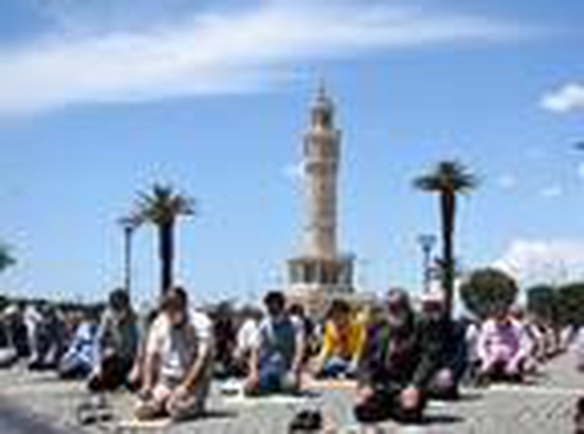İzmirliler cuma namazı için Konak Meydanı\'na akın etti