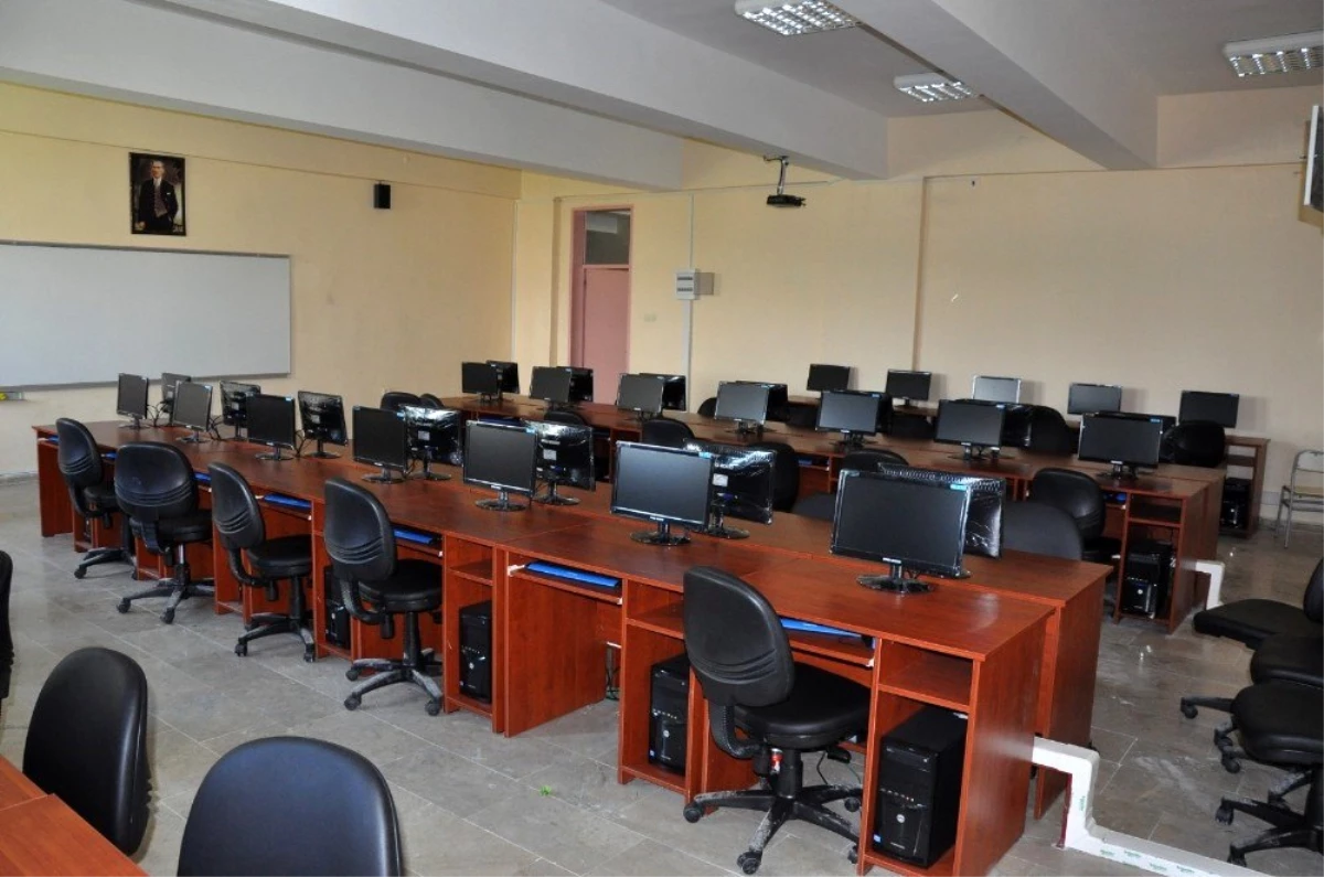 KAEÜ\'si şehirde bulunan tüm öğrencilere bilgisayar laboratuvarlarını açtı