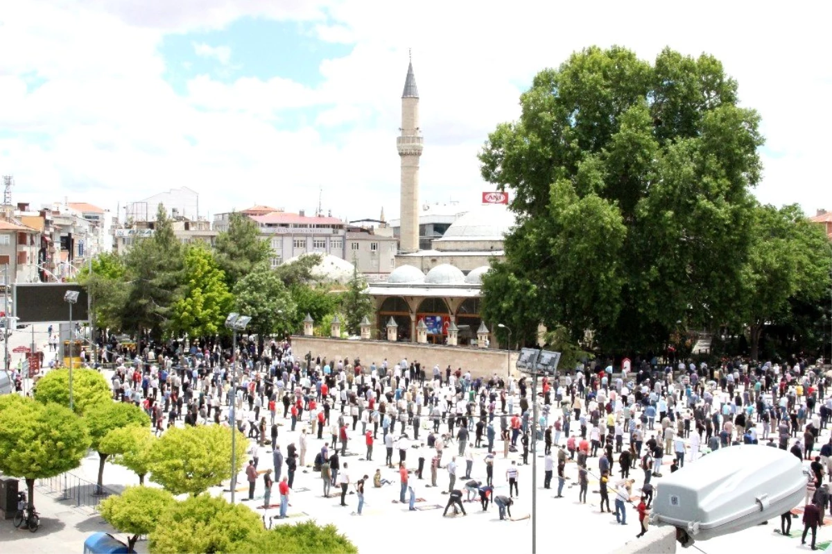 Karaman\'da sosyal mesafeli ilk cuma namazı kılındı