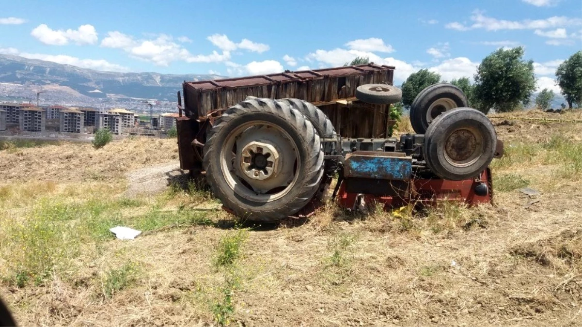 Kendi kullandığı traktörün altında can verdi